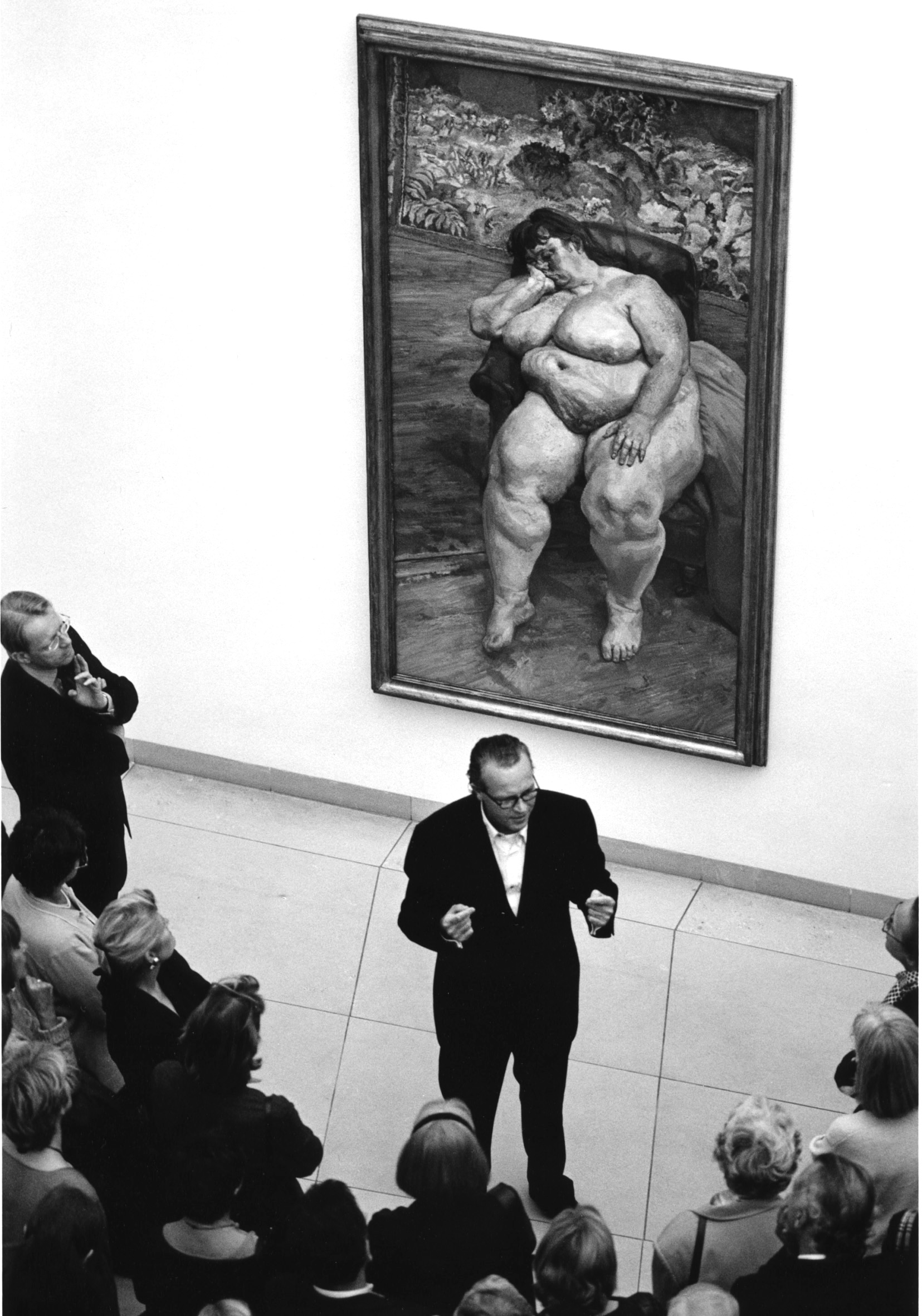 Lucian_Freud_Naked_Portraits_Museum_für_Moderne_Kunst_Frankfurt_2000_Rolf_Lauter Rozmowa z kuratorem Rolfem Lauterem na wystawie „Lucian Freud: Nagie portrety”, Museum für Moderne Kunst, Frankfurt am Main, Październik 2000. Na zdjęciu Lauter in front of Lucian Freud‘s painting "Sleeping by the Lion Carpet" (1995–96, olej na płótnie, 256,5 x 143,5 cm, kolekcja prywatna, USA).Creative Commons Attribution-Share Alike 4.0 International license. Attribution: © Mirko Krizanovic, źródło: Wikipedia