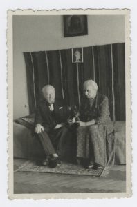 Fotografia Leopolda Staffa z żoną Heleną i psem Hecą przesłana Tadeuszowi Różewiczowi