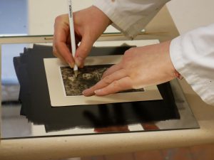 „Kolorowy PRL. Monotypia” – warsztaty dla dorosłych z Antoniną Kieliszewską, Popiół i Diament. Spotkania autorskie, fot. A. Kukła-Kryg