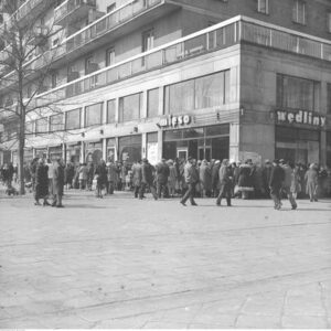 Kolejka do sklepu mięsnego na rogu ul. Świętokrzyskiej i ul. Bagno. Widoczne neony Mięso – wędliny, fot.G. Rutowska, NAC 40-4-408-1