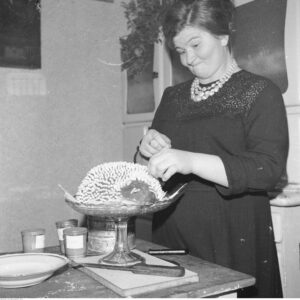 Przyjęcie okolicznościowe zorganizowane przez Koło Gospodyń Wiejskich, Kobieta dekoruje ciasto w kuchni. 1978-12-04, fot. G. Rutowska, Narodowe Archiwum Cyfrowe 40-2-162-2
