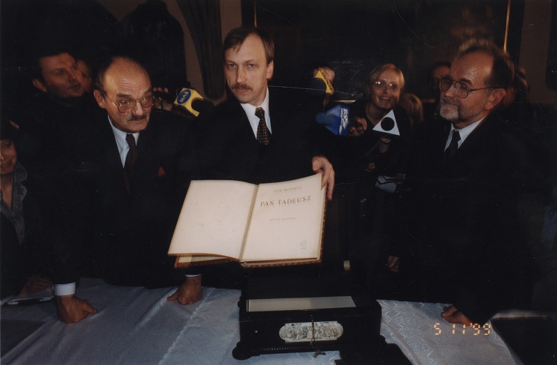 ZNiO_7_uroczystosc-przekazania-rekopisu-do-Ossolineum ZNiO_7_uroczystosc-przekazania-rekopisu-do-Ossolineum