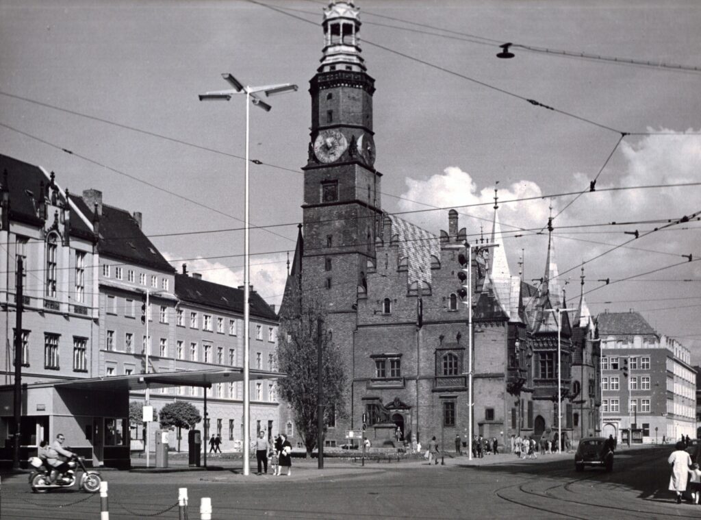 Rynek z Ratuszem po odbudowie, fot. A. Czelny, zbiory Zakładu Narodowego im. Ossolińskich