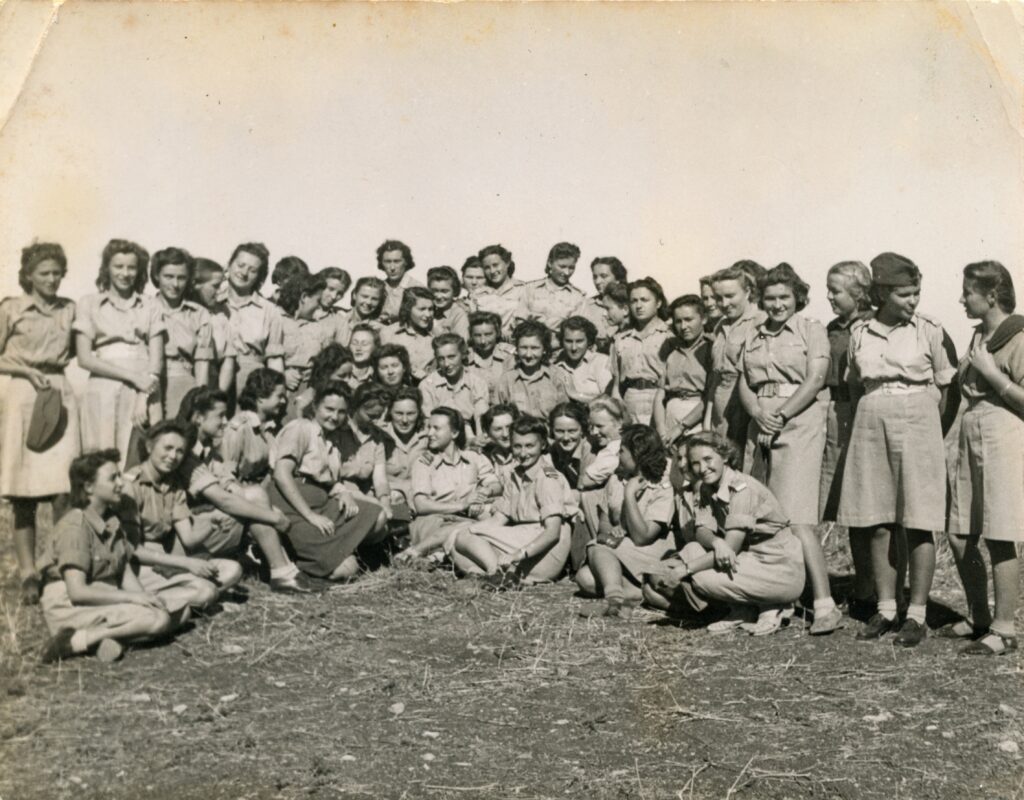 Uczennice liceum w Szkole Młodszych Ochotniczek, Jenin, Brytyjski Mandat Palestyny, 1943, źródło: Ośrodek Karta